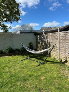 een hangmat in een tuin naast een hek bij Central, Cosy Home with Large Garden & Parking, Bournemouth in Bournemouth