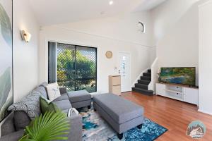 A seating area at Aircabin - Ingleburn - Comfy - 2 Bedroom Townhouse
