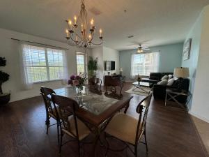 - une salle à manger et un salon avec une table et des chaises dans l'établissement Vista Cay Getaway Luxury Condo by Universal Orlando Rental, à Orlando