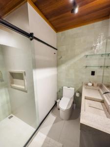 uma casa de banho com um WC e um lavatório em Villa Hortensia em Mucugê