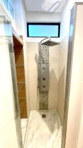 W łazience znajduje się prysznic ze szklanymi drzwiami. w obiekcie Villa Havre De Paix à Casablanca w mieście Casablanca