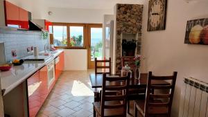 cocina con mesa y sillas en una habitación en Vista Mare en Boissano