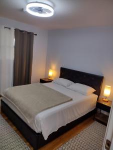 een slaapkamer met een groot bed met 2 lampen bij Spare Room Lodge at Flannagan Dam in Haysi
