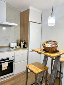 una cocina con una mesa con una cesta. en Apartamento EL CORDÓN Con garaje en Zamora