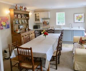 a kitchen and dining room with a table and chairs at Newmans Lodge in Lavenham
