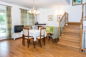 TV a/nebo společenská místnost v ubytování S287 - Sirolo, villetta con giardino vicino al centro