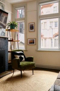 霍巴特'Elizabeth House=' in prime Hobart CBD location的客厅设有绿椅和窗户