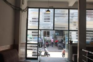 ハリドワールにあるHotel Shree Chitra Residency By Avadhesh Group of Hospitalityの外部バイクのある建物へのガラス戸