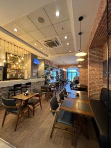 a restaurant with tables and chairs and a bar at Flat Hotel Aeroporto Congonhas UH1109 in São Paulo