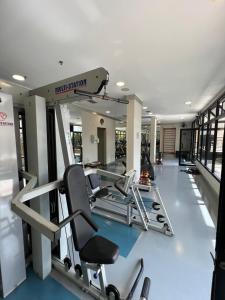 a gym with several treadmills and a treadmill at Flat Hotel Aeroporto Congonhas UH1109 in São Paulo