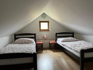 two beds in a room with a attic at Kuća za odmor Balog in Lipik