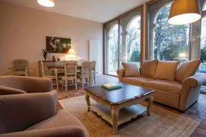 CHATEAU DE QUINCEY في Quincey: غرفة معيشة مع كنب وطاولة