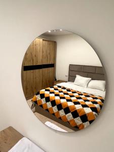 um espelho que reflecte uma cama num quarto em New amazing flat front of citystars mall no Cairo