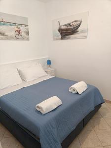 ein Schlafzimmer mit einem Bett mit zwei Handtüchern darauf in der Unterkunft GUEST HOUSE LE BOFFE in Anacapri