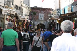 Eine Menschenmenge geht eine belebte Straße entlang in der Unterkunft Hotel Padova in Istanbul