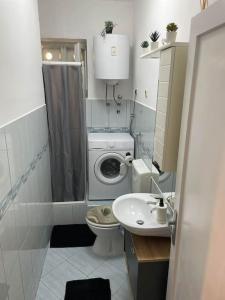 Un baño pequeño con inodoro y lavabo. en Apartment Attila, en Zadar
