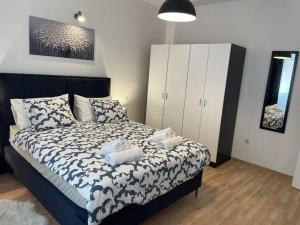 1 dormitorio con 1 cama grande y armarios blancos en Apartment Attila, en Zadar 4 fotos más