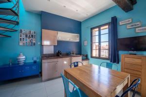 Кухня или мини-кухня в Suites Coronell d'En Vila
