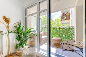 um quarto com uma porta de vidro deslizante e um pátio em Chic appartement en plein coeur de Levallois-Perret em Levallois-Perret