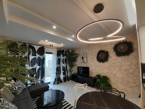 una sala de estar con un sofá y una mesa en Casa Roseta Luxury, en Alicante