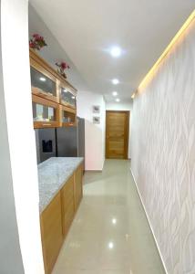 eine Küche mit einer Theke und einem Kühlschrank in der Unterkunft Apartamento amueblado in La Viva