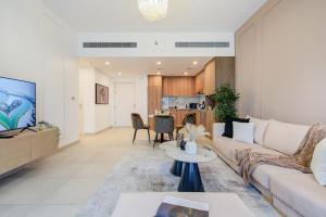 un soggiorno con divano e tavolo di Trophy - Burj Al Arad Maison de Reve a Dubai