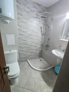 ein Badezimmer mit Dusche, Toilette und Waschbecken in der Unterkunft Apartments Oreha Sveti Vlas in Sweti Wlas