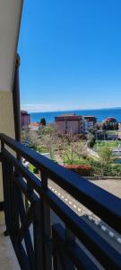 ein Balkon mit Blick auf das Meer in der Unterkunft Apartments Oreha Sveti Vlas in Sweti Wlas