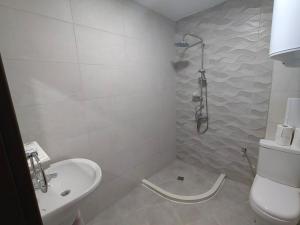 ein Badezimmer mit Dusche, Toilette und Waschbecken in der Unterkunft Apartments Oreha Sveti Vlas in Sweti Wlas + 23 Fotos