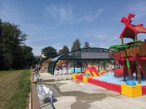 - un parc aquatique avec une piscine et un toboggan dans l'établissement Poort van de Veluwe, à Voorthuizen