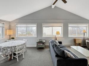 ein Wohnzimmer mit einem Sofa und einem Tisch in der Unterkunft Coastal Cottage close to the Nubble Lighthouse cottage in York Beach