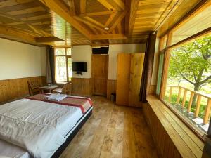ein Schlafzimmer mit einem Bett in einem Holzhaus in der Unterkunft Heavens retreat,Club nirvana stays in Vashisht
