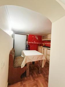 eine kleine Küche mit einem Tisch und einem Stuhl in der Unterkunft Guest House Lili in Batumi