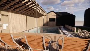 una terrazza con sedie e una piscina in un edificio di Biscontini's Studio a Praid