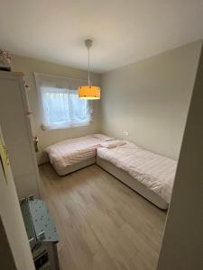 une chambre avec un lit et une fenêtre dans l'établissement LA CASA DE LOS PATOS Jardines del lago, à Costa de Sanlúcar 20 autres photos