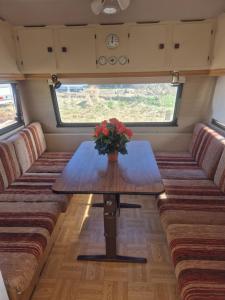 Ein Sitzbereich in der Unterkunft Vintage caravan