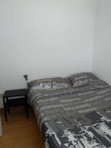 1 dormitorio con 1 cama y mesita de noche al lado en Apartamento Chamberí, en Madrid