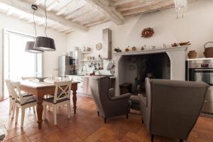 - une cuisine et une salle à manger avec une table et des chaises dans l'établissement Casa Breccia, à Compignano