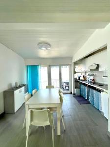 uma cozinha com mesa e cadeiras num quarto em Casa Azzurra em Germignaga