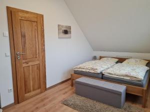 um quarto com 2 camas individuais e uma porta de madeira em Ferienhaus im Seedorf im Münsterland em Warendorf