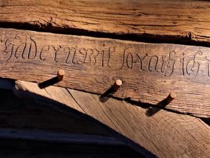 un trozo de madera con escritura. en Ferienhaus im Seedorf im Münsterland, en Warendorf