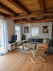 uma sala de estar com um sofá e uma mesa em Ferienhaus im Seedorf im Münsterland em Warendorf