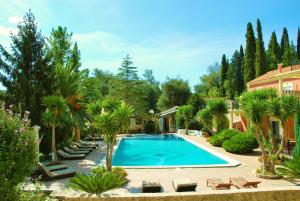Bazén v ubytování Corfu Pearl nebo v jeho okolí