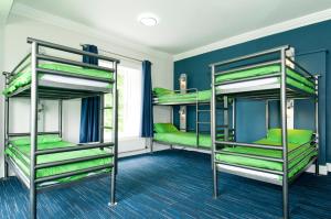 Palanda nebo palandy na pokoji v ubytování YHA Grinton Lodge