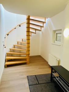 spiralne schody w pokoju ze stołem w obiekcie Sleep&Go w Pradze