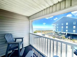 A balcony or terrace at Beach Happy