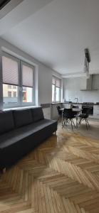 sala de estar amplia con sofá y mesa en Apartament przy Lipowej en Białystok