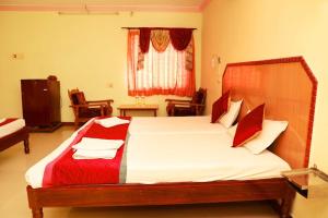 Postel nebo postele na pokoji v ubytování KG Grand Inn