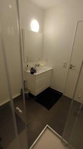 A bathroom at Charmant appartement cosy et paisible proche Paris et aéroports