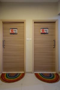 2 puertas de madera en una habitación con alfombras en Greenspace 2BHK with resort style amenities, en Vasco Da Gama